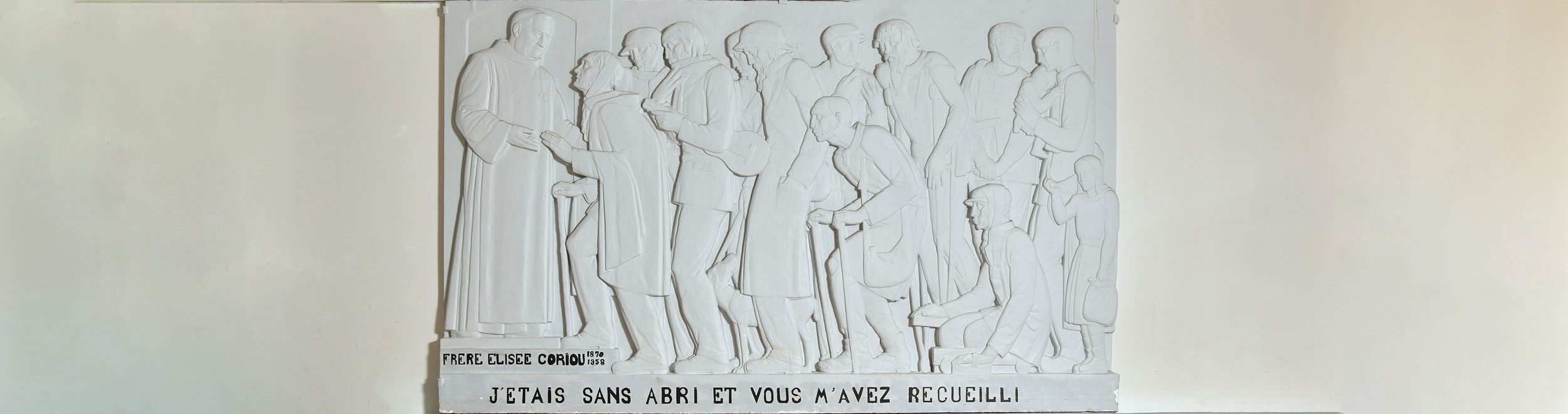 Fresque présentant le frère Elisée Coriou qui accueille des malheureux "J'étais sans abris et vous m'avais recueilli"