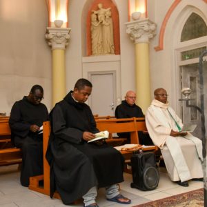 Frères priant dans la chapelle du Centre Forbin